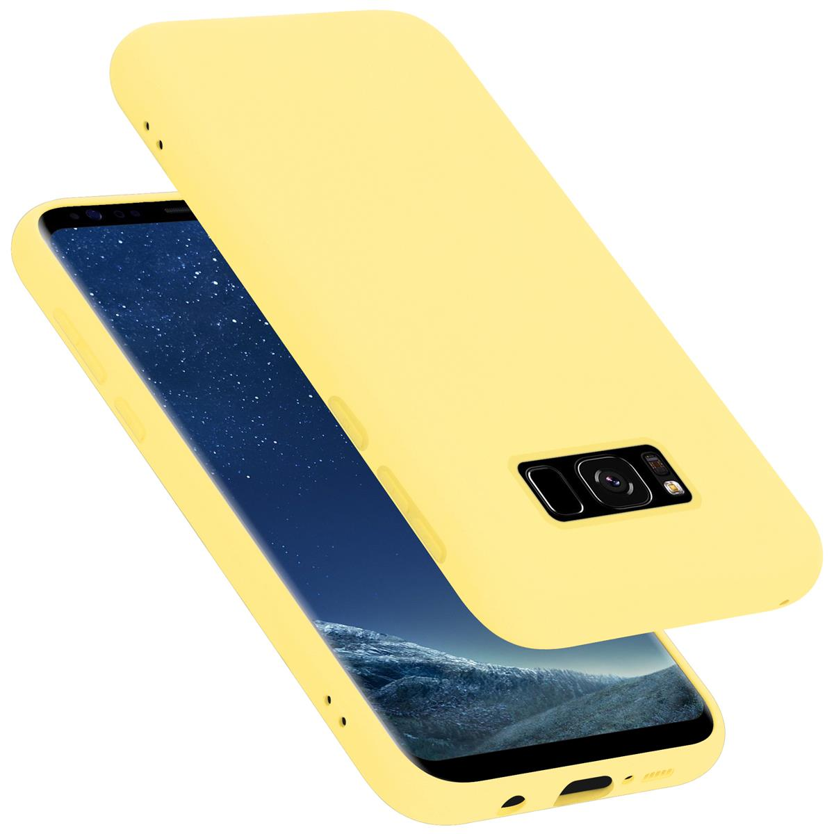 Eine gelbe Handyhülle mit einem Telefon darin. Das Telefon hat einen Bildschirm, der eine Landschaft mit Bergen zeigt.