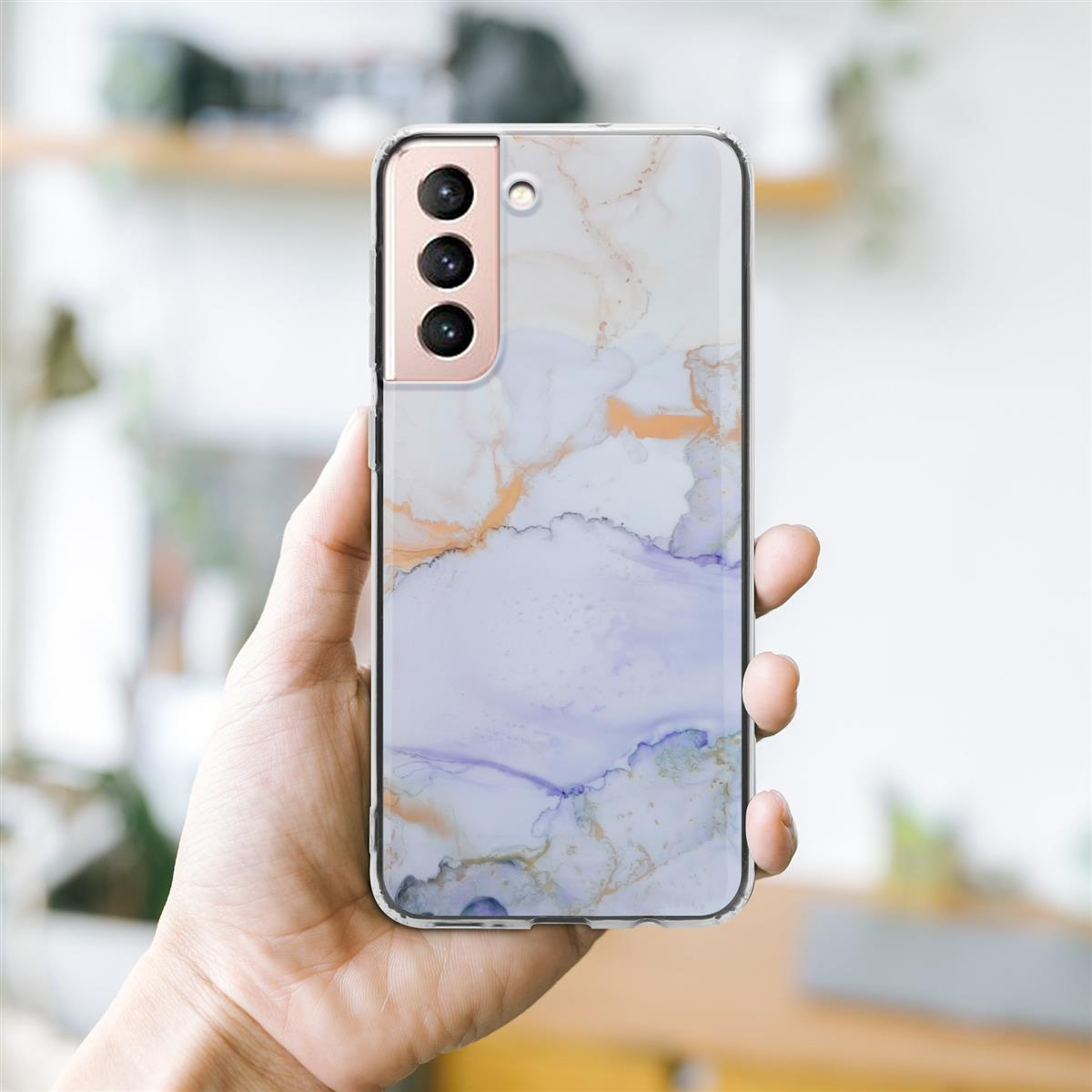 Mano che tiene un telefono in una custodia con un design marmorizzato colorato.