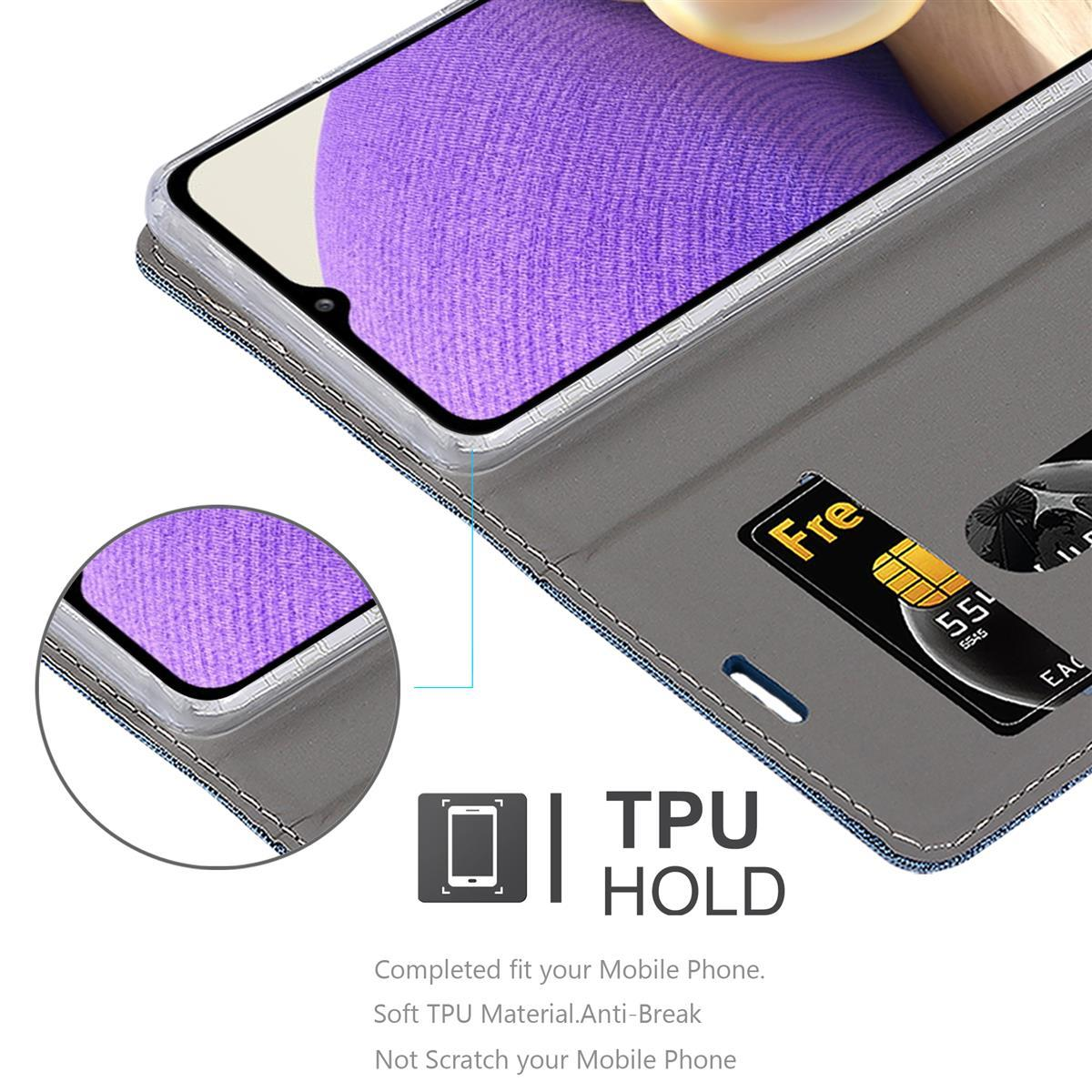 Telefono in custodia con fessure per carte. Sfondo bianco.
