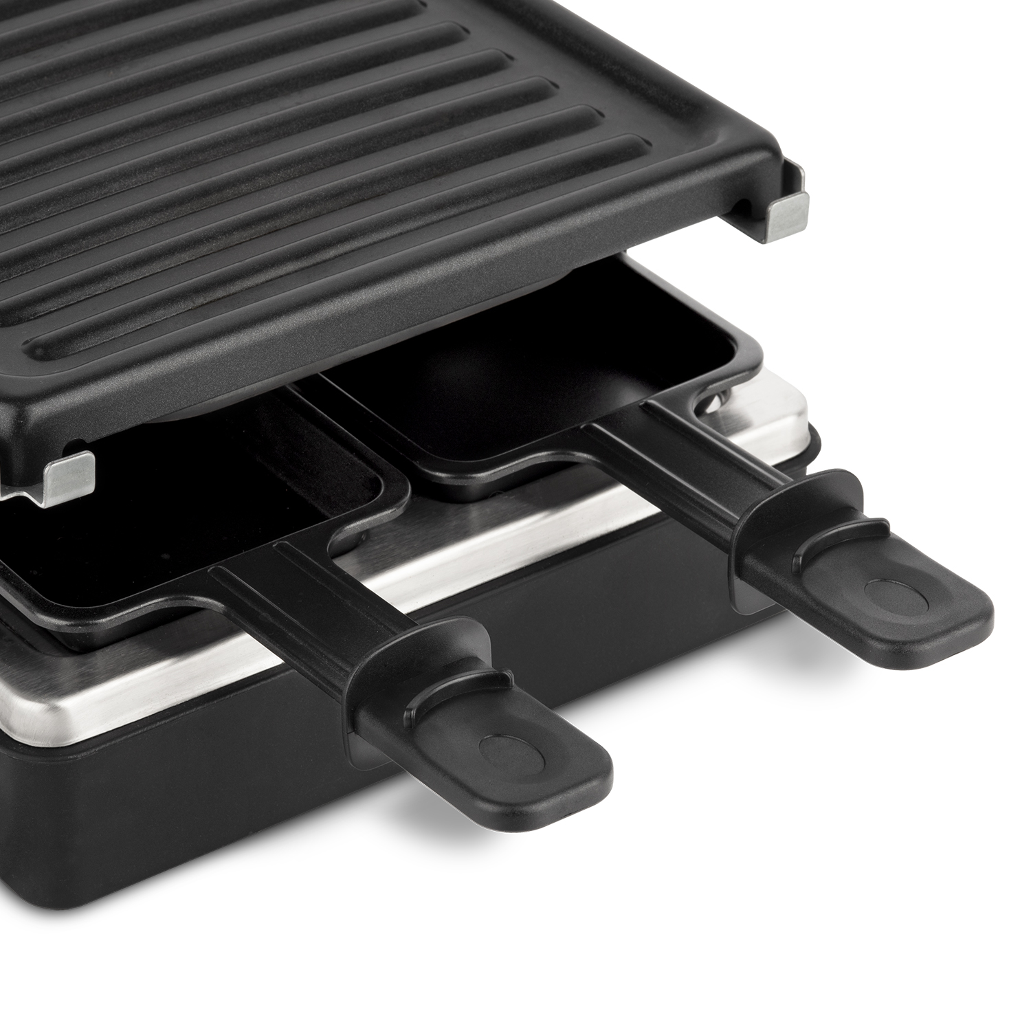 Ein schwarzer Raclette-Grill mit zwei Pfannen und Griffen. Der Grill steht auf weißem Hintergrund, einsatzbereit.