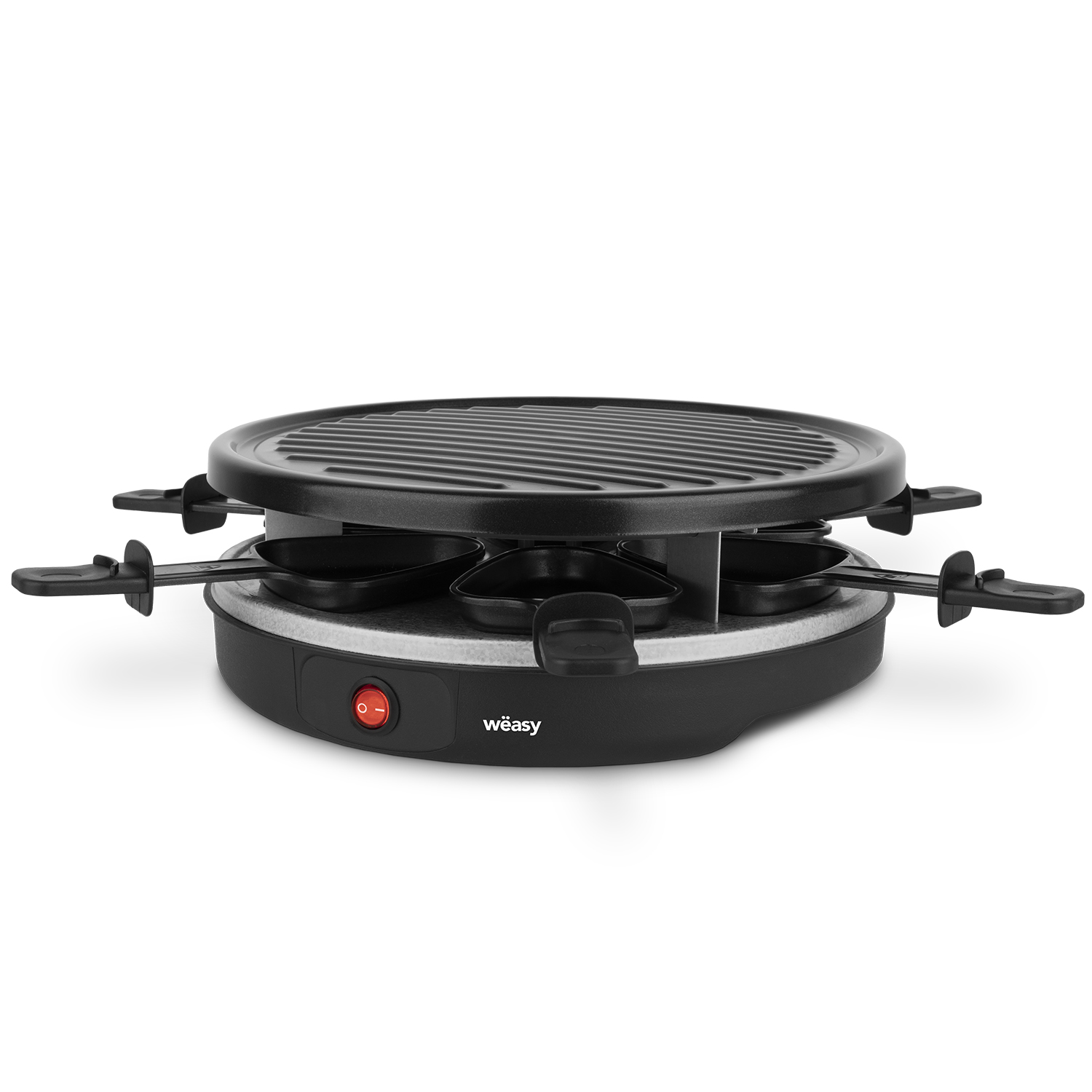 Ein schwarzer Raclette-Grill mit schwarzen Pfannen, einem roten Ein-Aus-Knopf und einer Grillplatte. Der Grill steht auf weißem Grund.