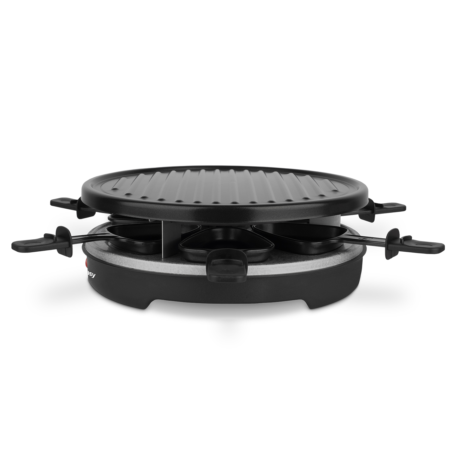 Ein schwarzer Raclette-Grill mit vier Pfannen und einer Grillplatte. Er steht auf einer weißen Oberfläche. Der Hintergrund ist weiß.