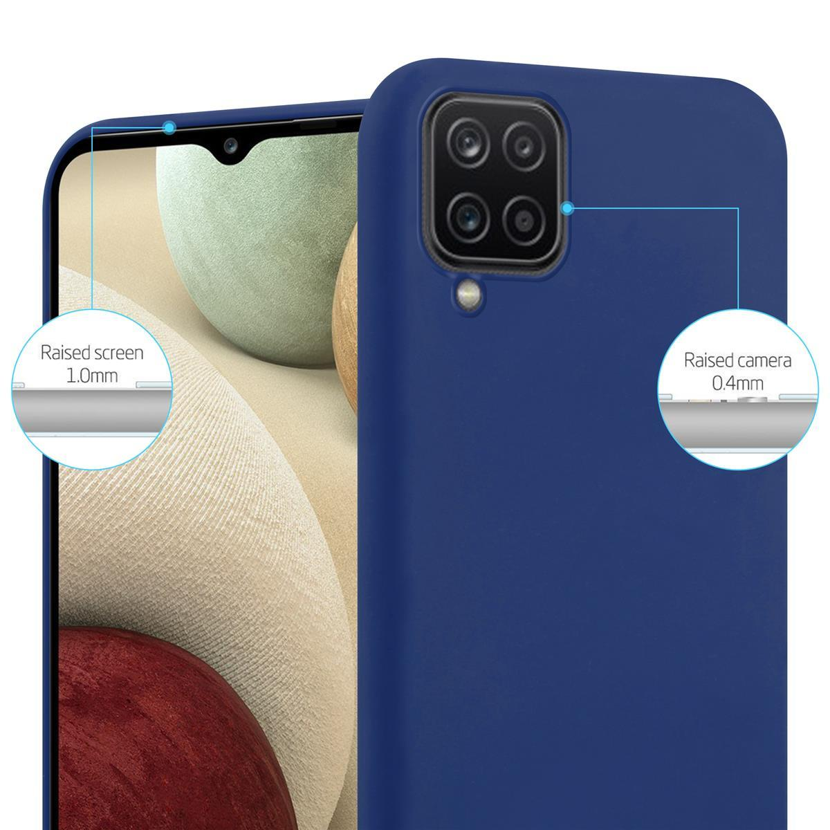 Dettaglio della custodia blu del telefono che mostra i bordi rialzati dello schermo e della fotocamera. Testo.