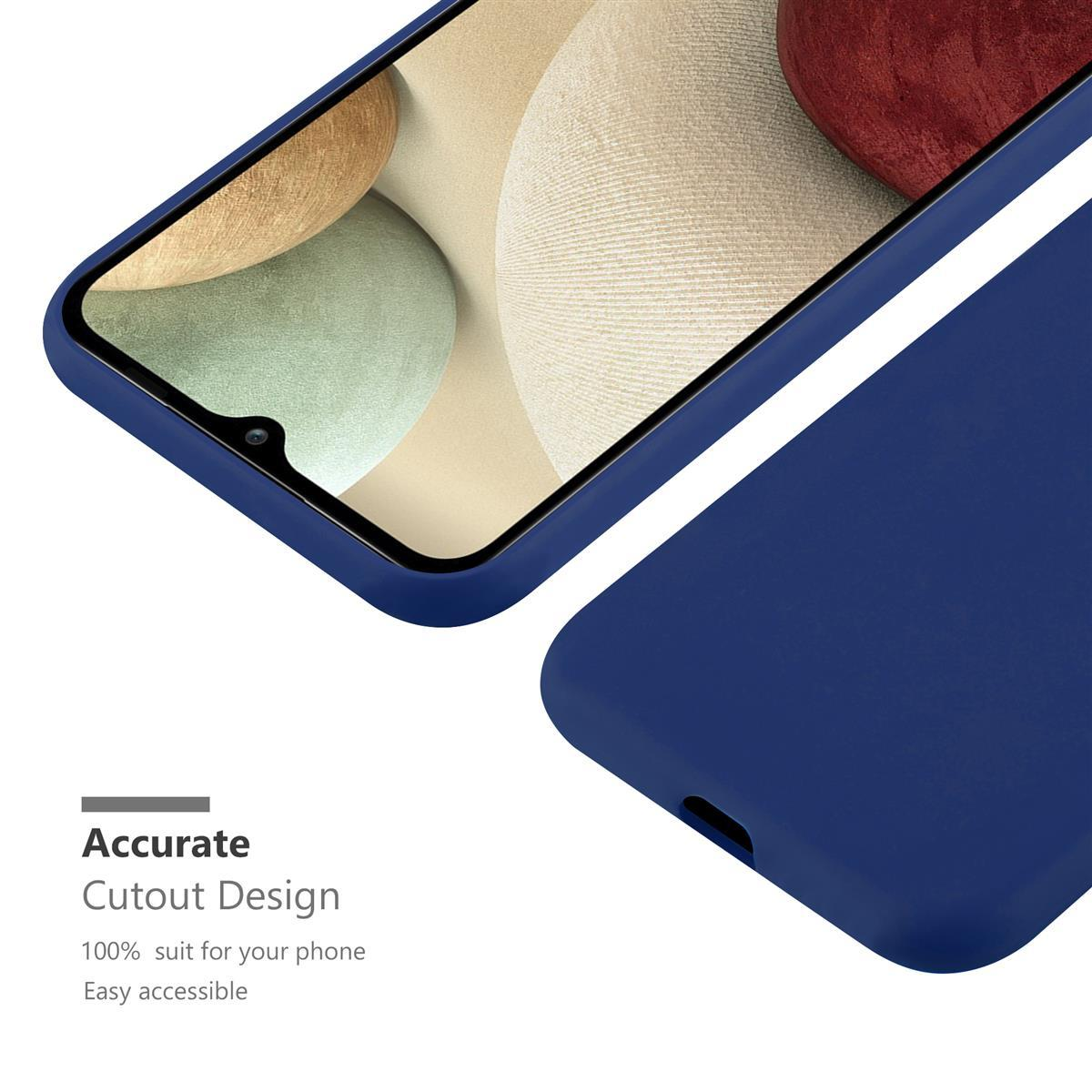 Custodia per telefono blu con un telefono all'interno. La custodia ha un design di ritaglio preciso.
