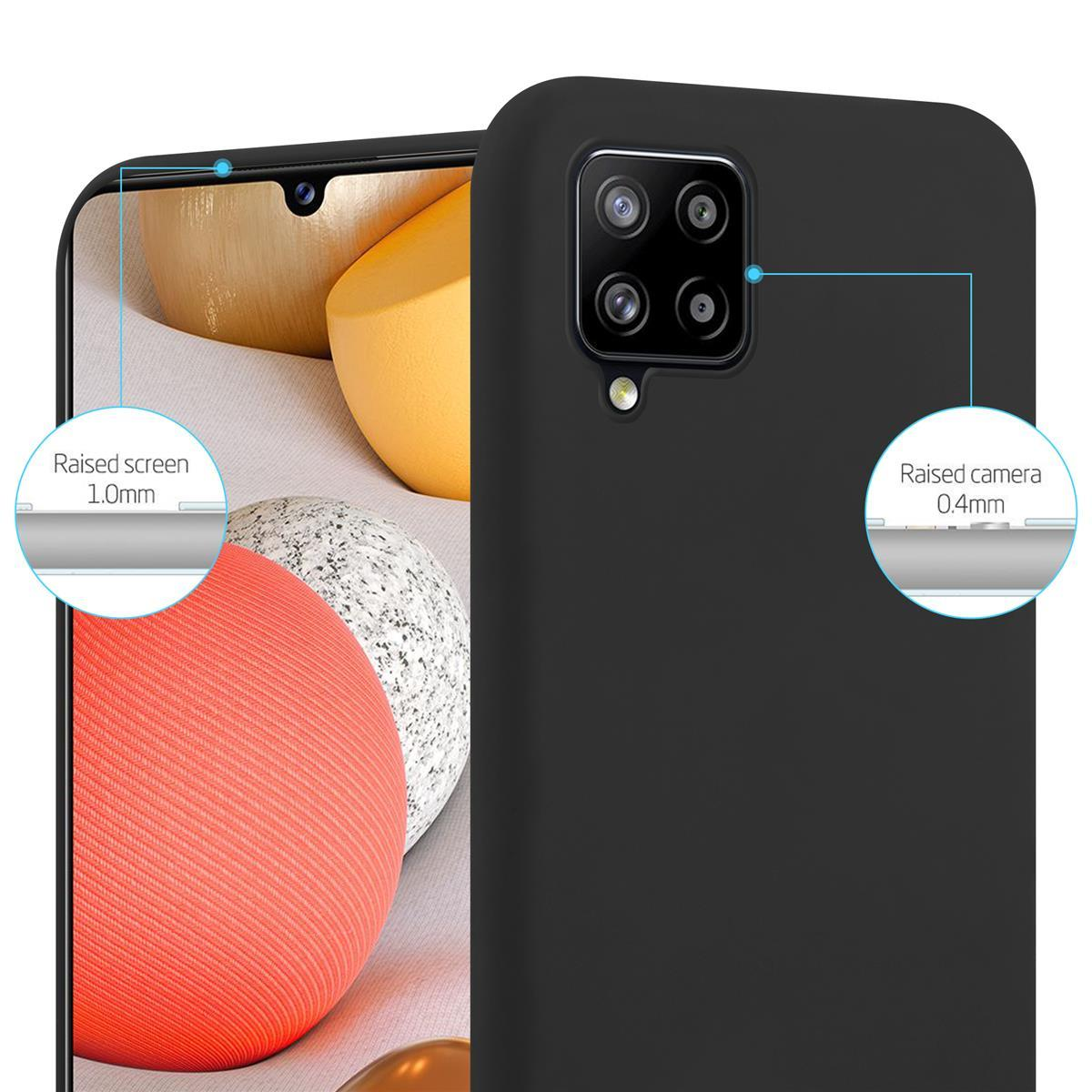 Custodia per telefono nera con schermo e fotocamera rialzati. Il telefono è nero. Anche la custodia è nera.