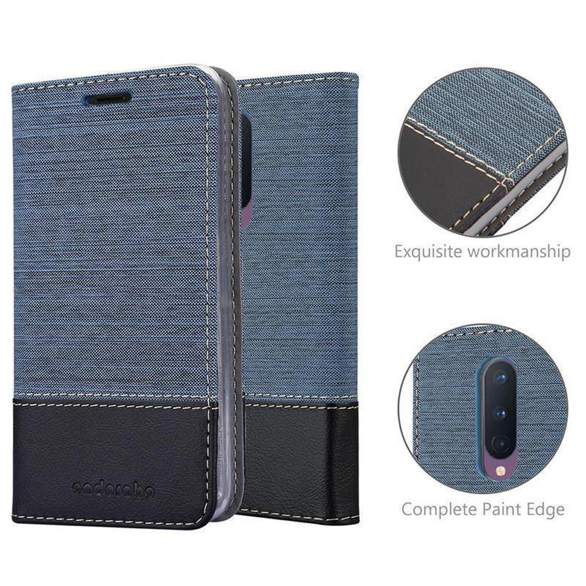 Una custodia blu per telefono, con un design in denim blu e pelle nera. I dettagli sono mostrati.