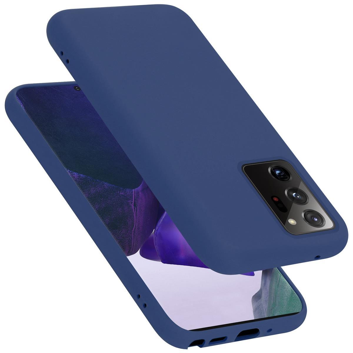 Viene mostrata una custodia per telefono blu. Il telefono è nella custodia. Un'altra custodia è leggermente sopra e a destra.