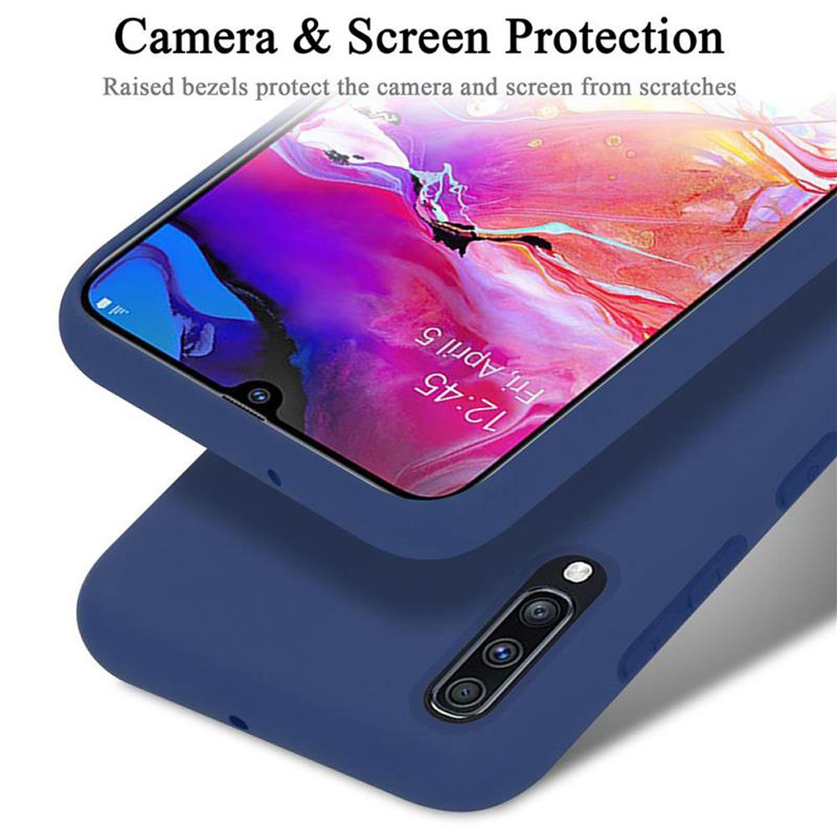 Blaue Handyhülle mit Telefon, das eine Benutzeroberfläche zeigt, Kameraschutz wird erwähnt.