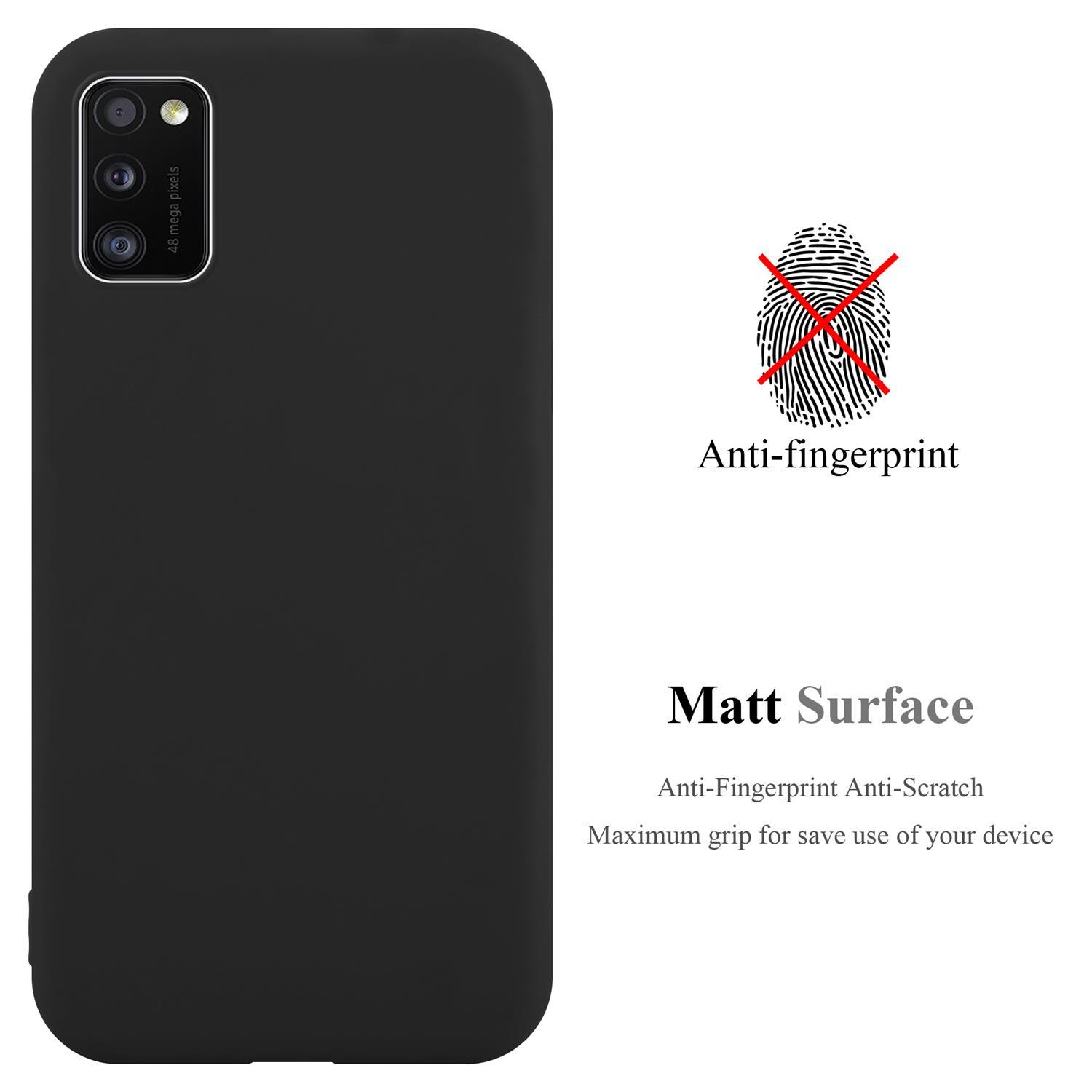 Schwarze Handyhülle mit Kamera und Anti-Fingerabdruck-Text. Weißer Hintergrund.