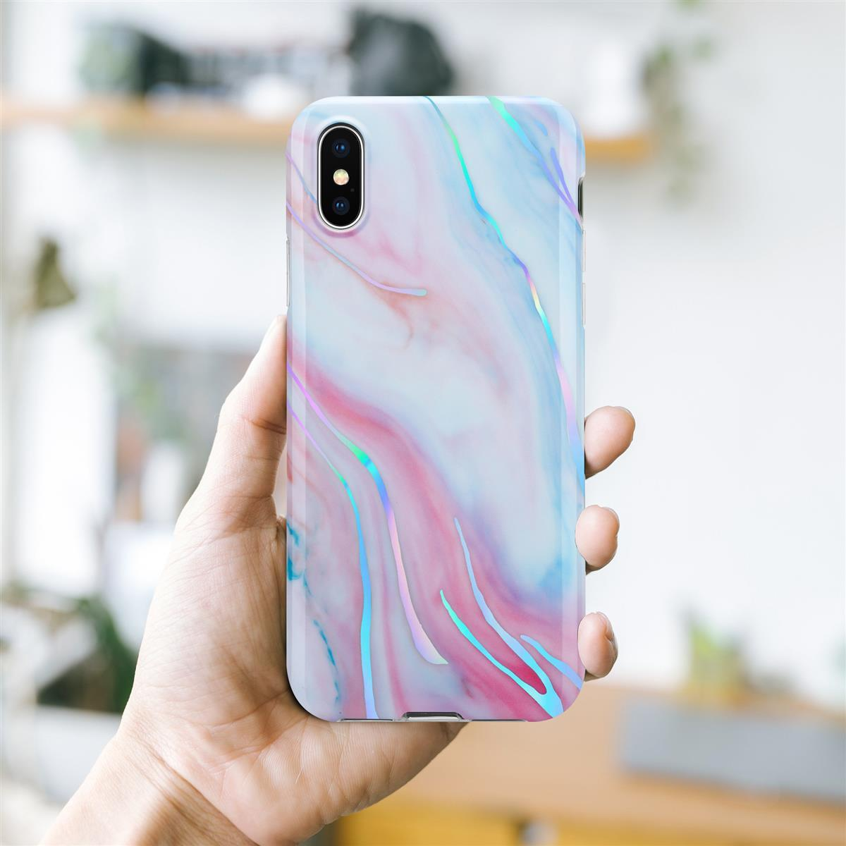 Una mano tiene un telefono con un design simile al marmo. La custodia ha colori rosa, blu e bianco.