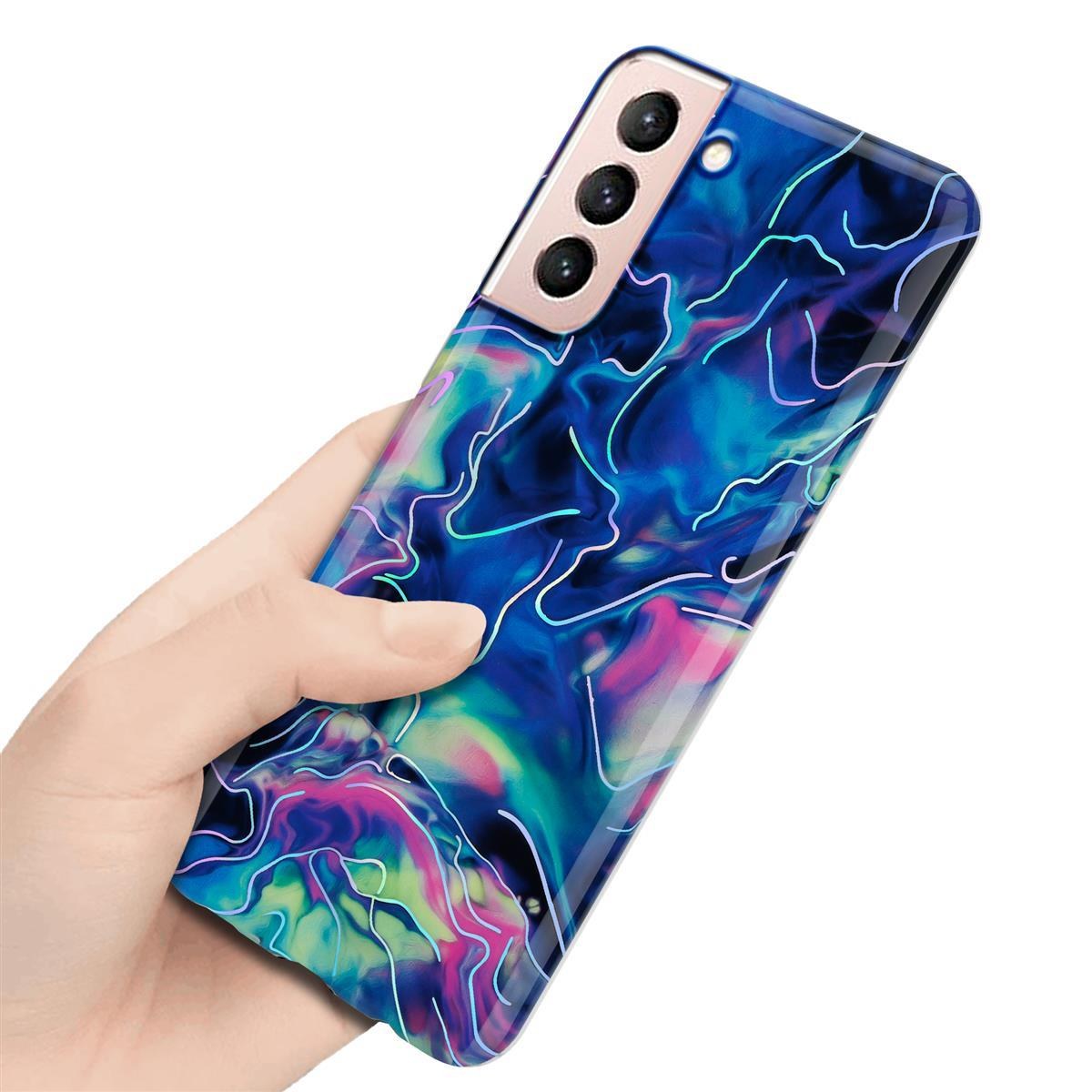 Una mano che tiene un telefono con una custodia dal design blu e colorato. Il retro ha tre fotocamere.