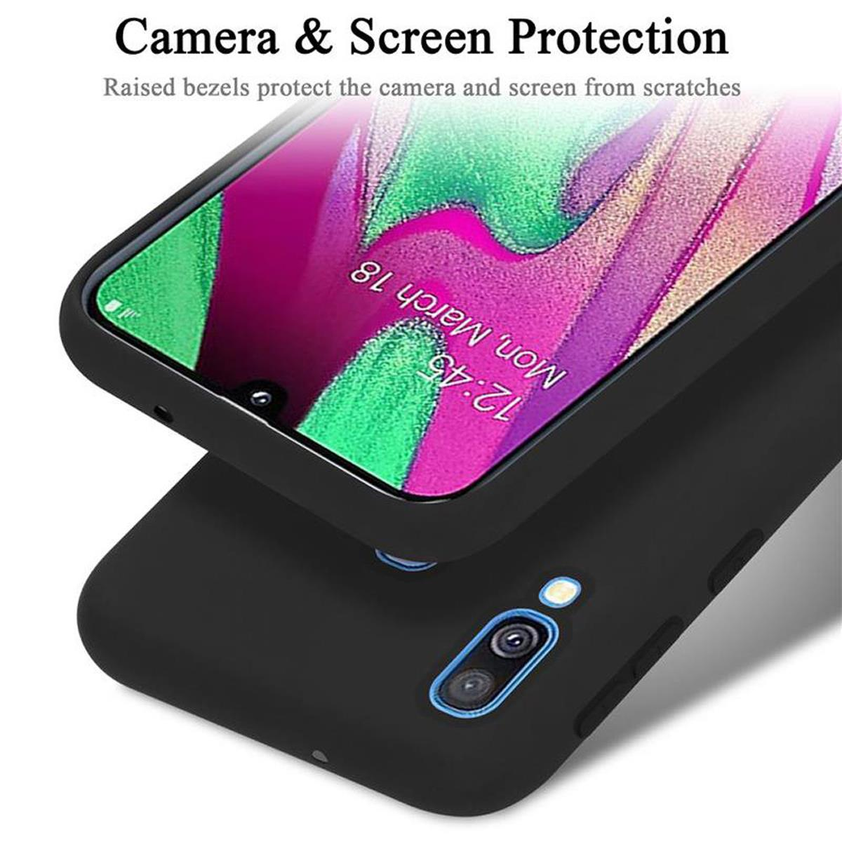 Custodia nera per telefono che protegge lo schermo. Bordi rialzati. Testo: Protezione fotocamera e schermo.