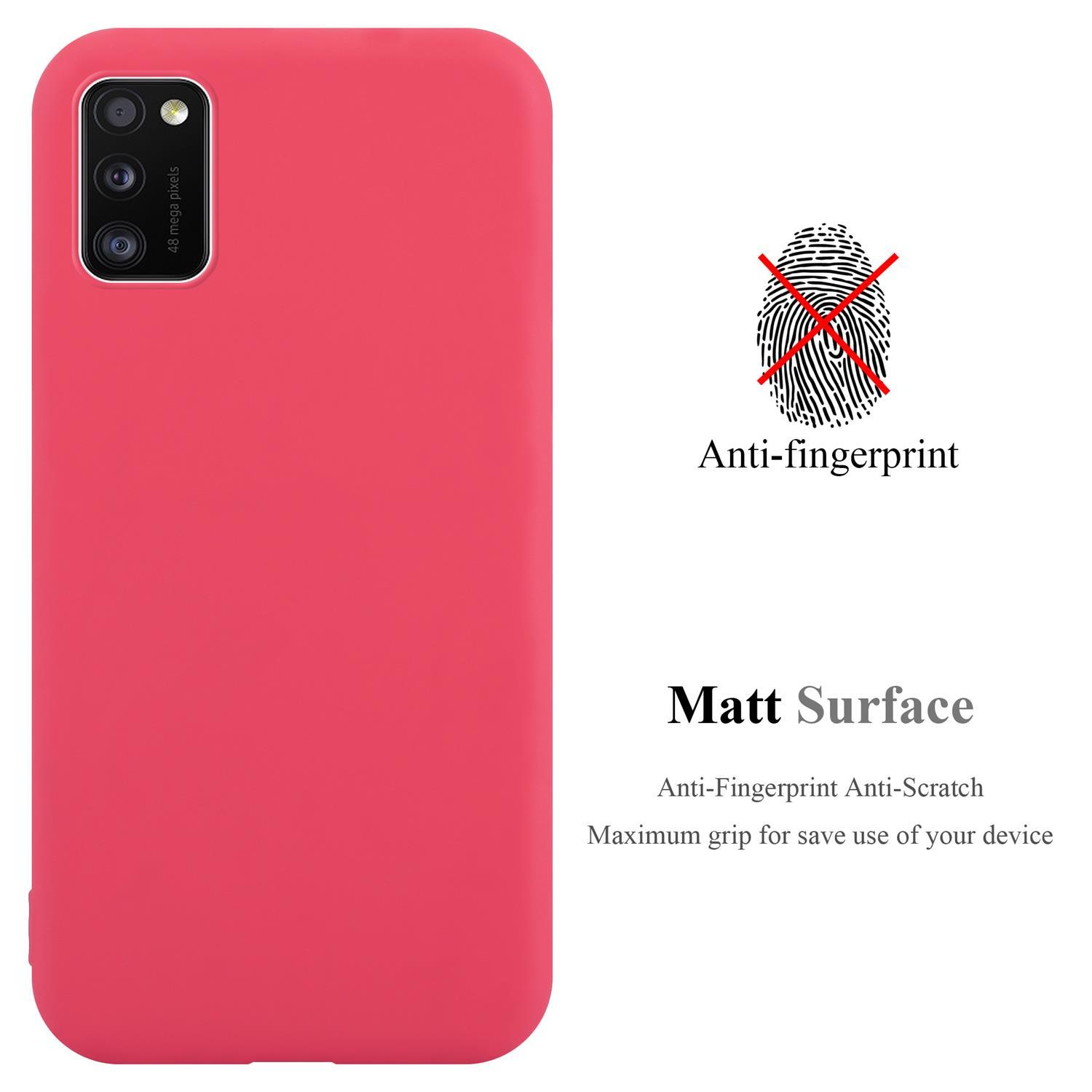 Ein rotes Telefon in einer roten Hülle mit matter Oberfläche. Es gibt ein Anti-Fingerprint-Logo.