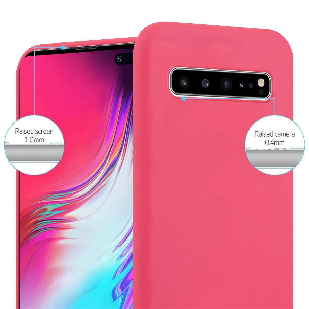 Nahaufnahme einer roten Handyhülle mit einem Telefon. Der Bildschirm und die Kamera sind mit Details hervorgehoben.