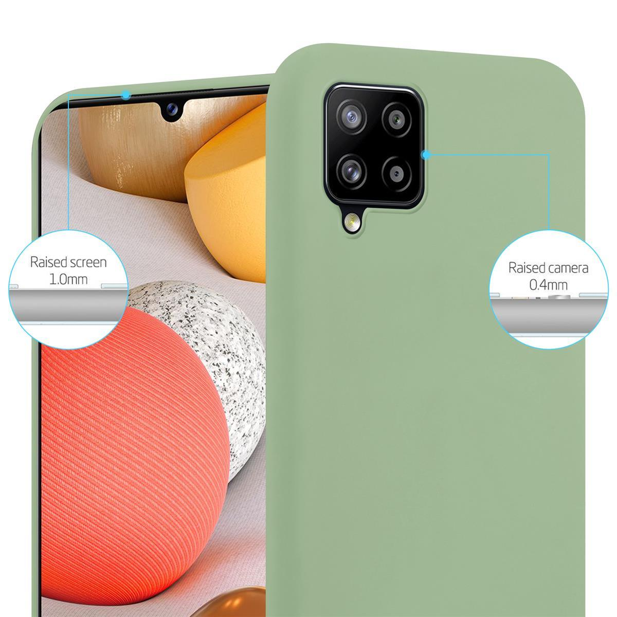 Un primo piano di una custodia verde per telefono, che mostra uno schermo e una fotocamera rialzati, etichettati con misure.