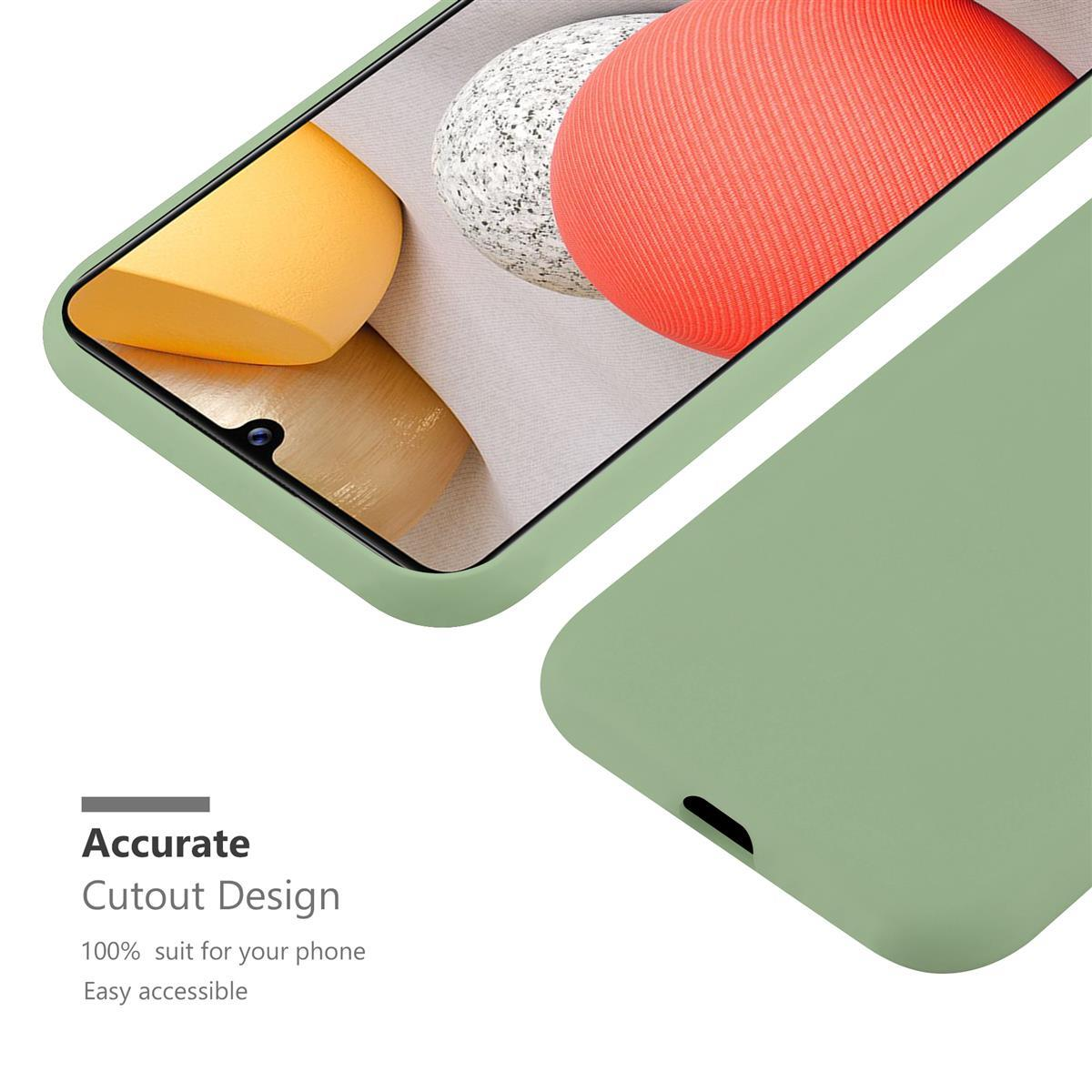 Primo piano di un telefono in una custodia verde. La custodia è aperta, il telefono è visibile.
