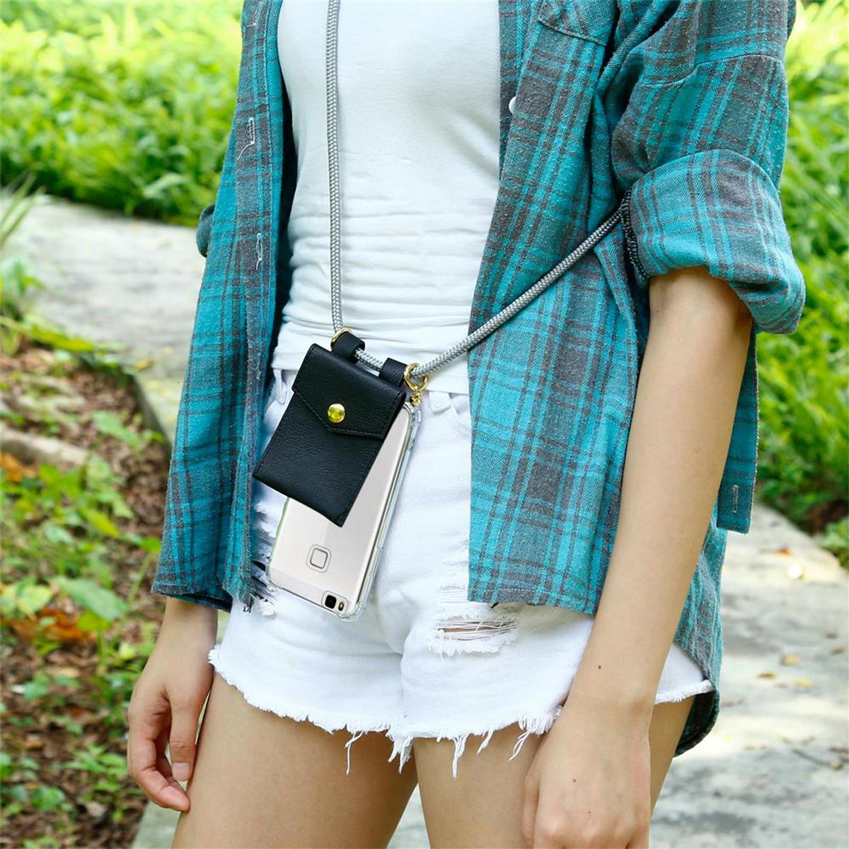 Donna con camicia a quadri, pantaloncini, porta telefono in custodia nera con cordino argentato.