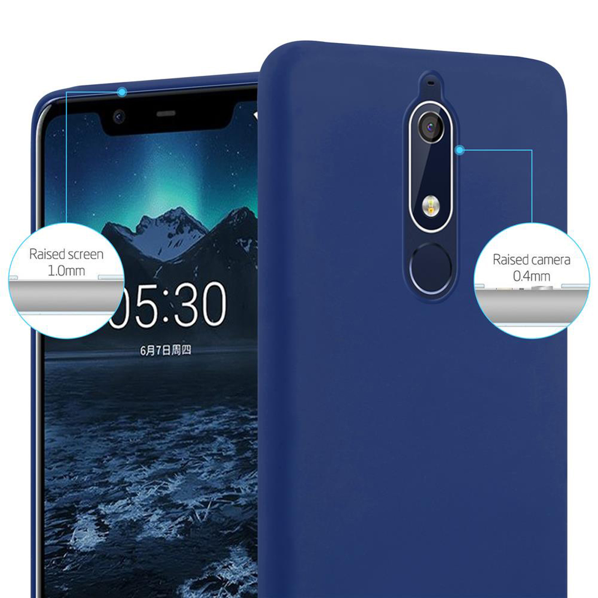 Eine blaue Handyhülle mit erhöhtem Bildschirm- und Kameraschutz. Eine Uhr wird gezeigt.