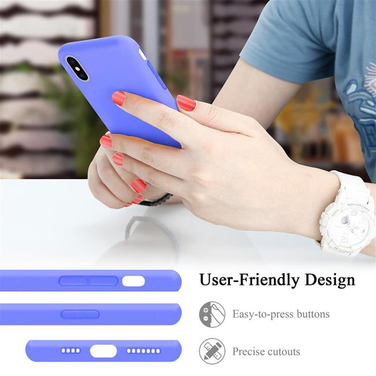 Person hält ein lila Telefon in einer Hülle. Benutzerfreundliches Design Text und Symbole. Rote Nägel.
