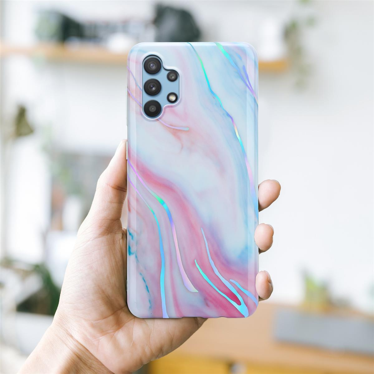 Mano che tiene un telefono con una custodia a fantasia marmorea colorata.