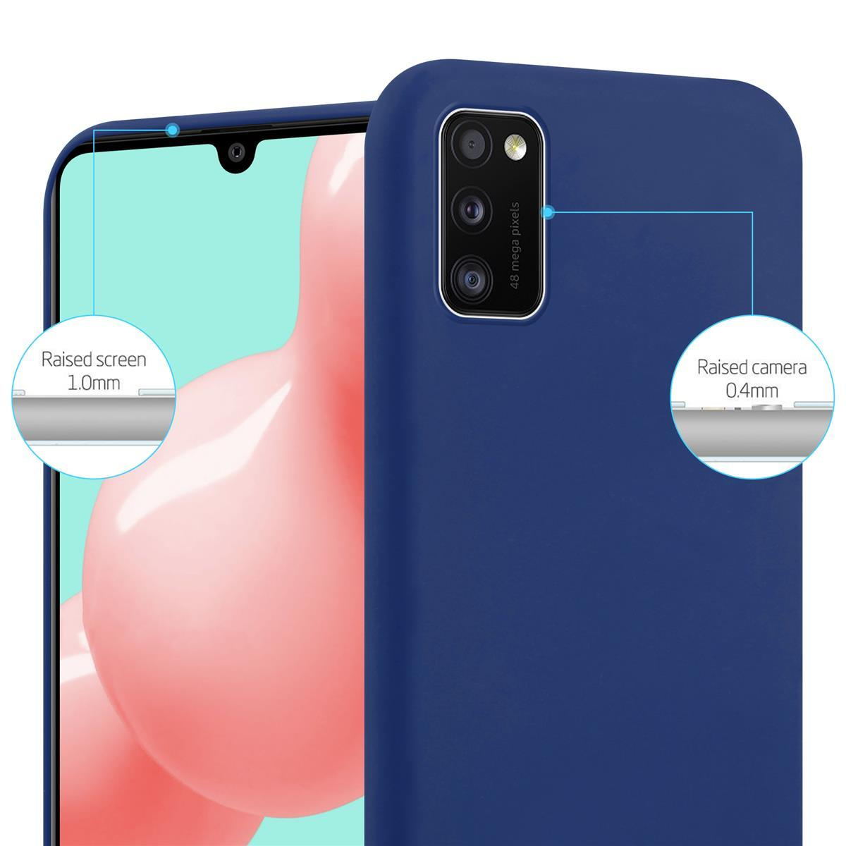 Eine blaue Handyhülle mit Telefon, zeigt erhöhten Bildschirm und Kameradetails.
