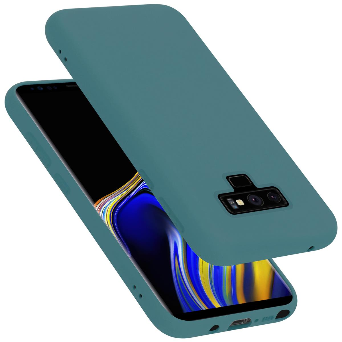 Türkisfarbene Handyhülle geöffnet, das Telefon zeigend. Weißer Hintergrund.