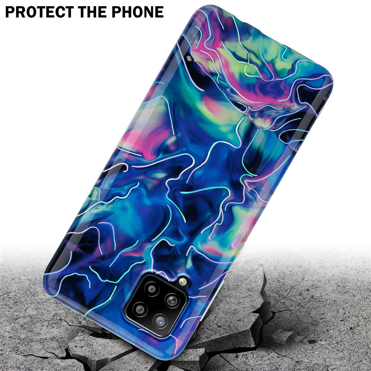 Una custodia per telefono con un motivo colorato astratto e una superficie incrinata sottostante.