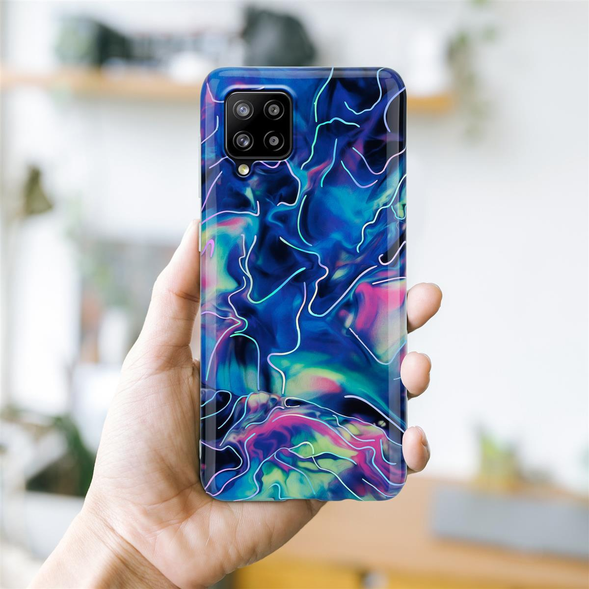 Mano che tiene un telefono con arte astratta. La custodia ha un design blu, rosa e verde.