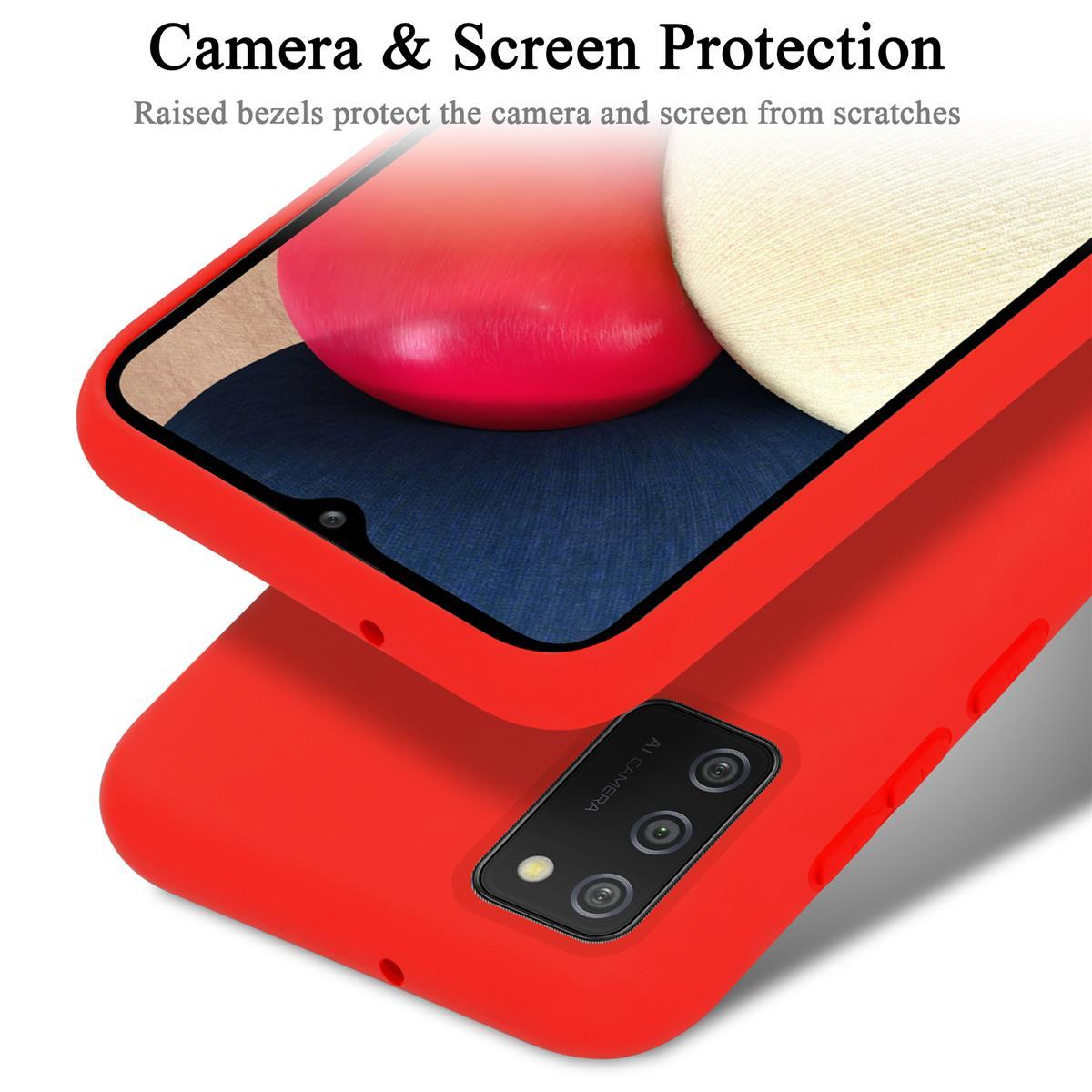 Custodia per telefono rossa con protezione per la fotocamera. La custodia è angolata, mostrando il retro e l'area della fotocamera.