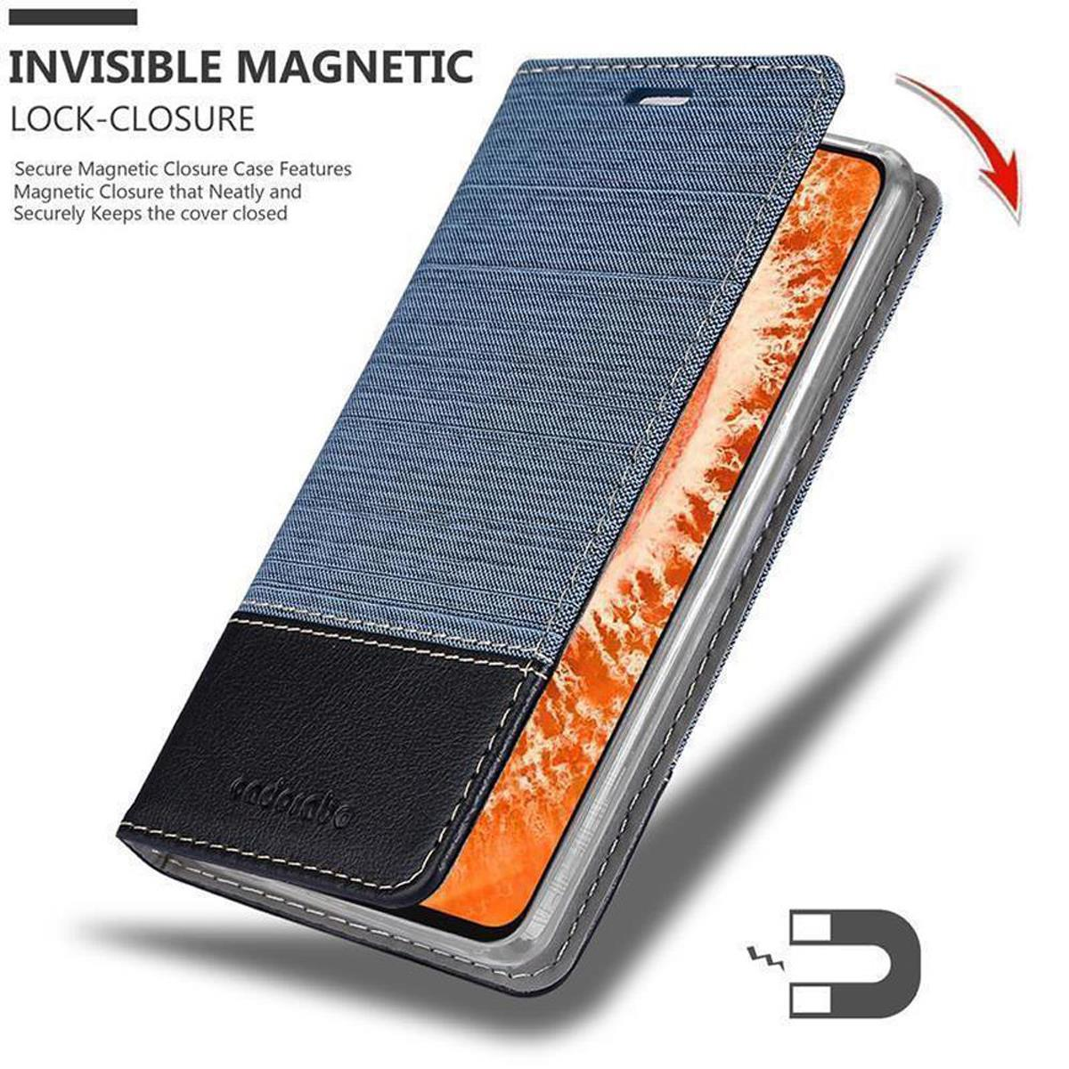 Una custodia con un design in denim, che mostra l'interno con un telefono. Testo: Chiusura magnetica invisibile.