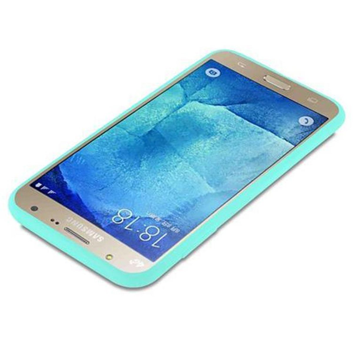 Un telefono cellulare, con una custodia verde acqua, che mostra l'ora 18:18. Lo sfondo è bianco.