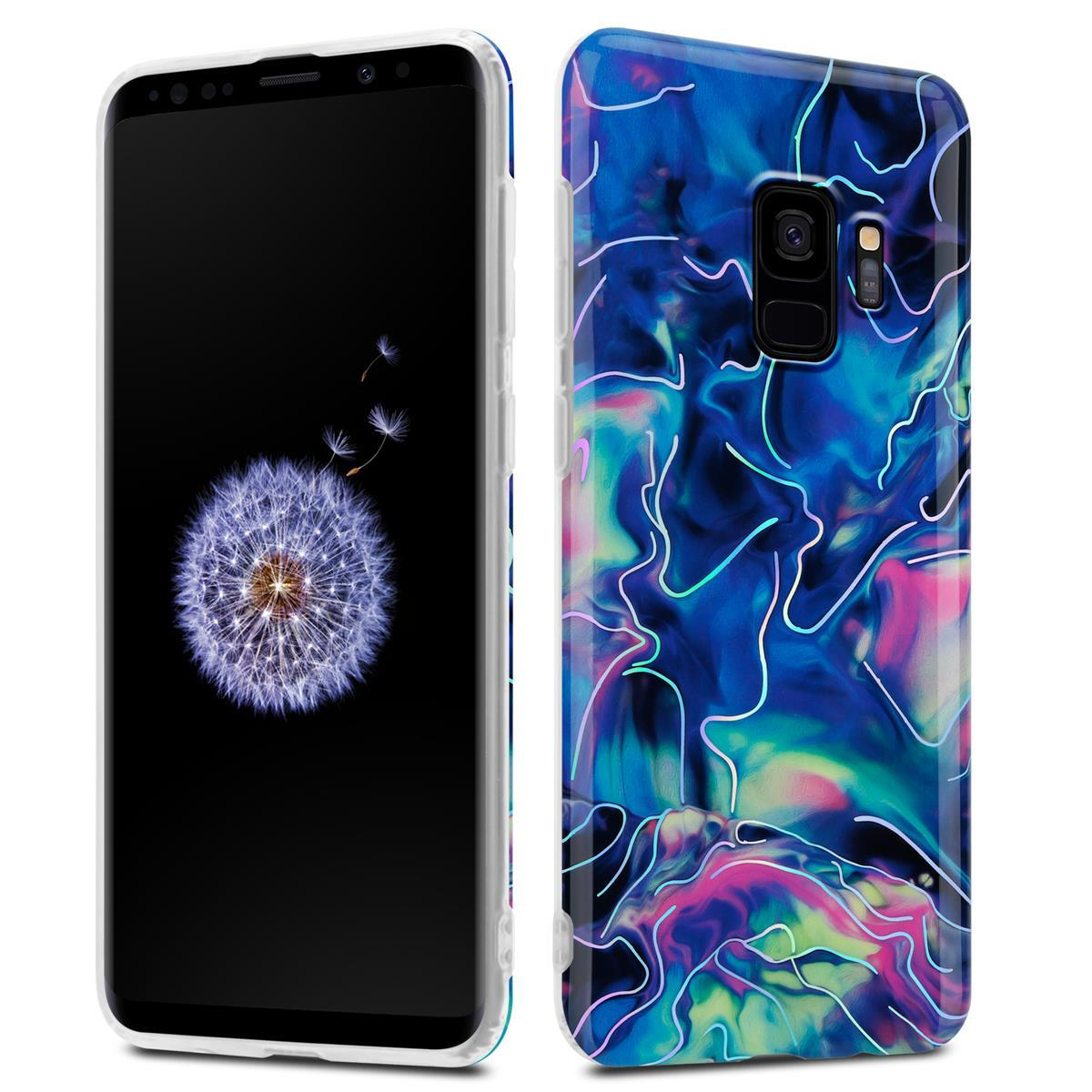 Un telefono mostra un dente di leone con semi volanti. La custodia presenta un design astratto e colorato.