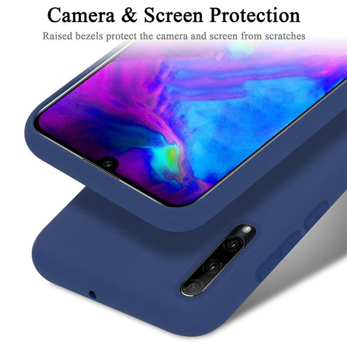Nahaufnahme einer blauen Handyhülle mit Telefon. Die Hülle schützt Bildschirm und Kamera.