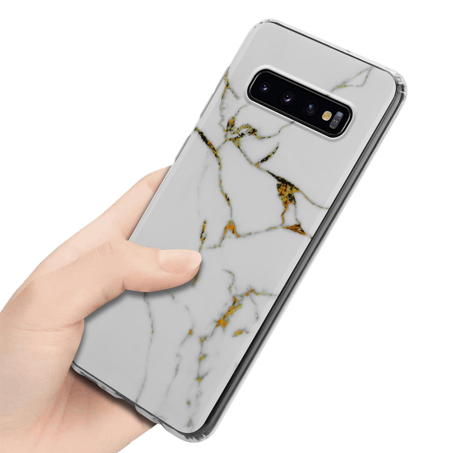 Una mano che tiene un telefono. Il telefono ha un motivo bianco simile al marmo, con accenti dorati.