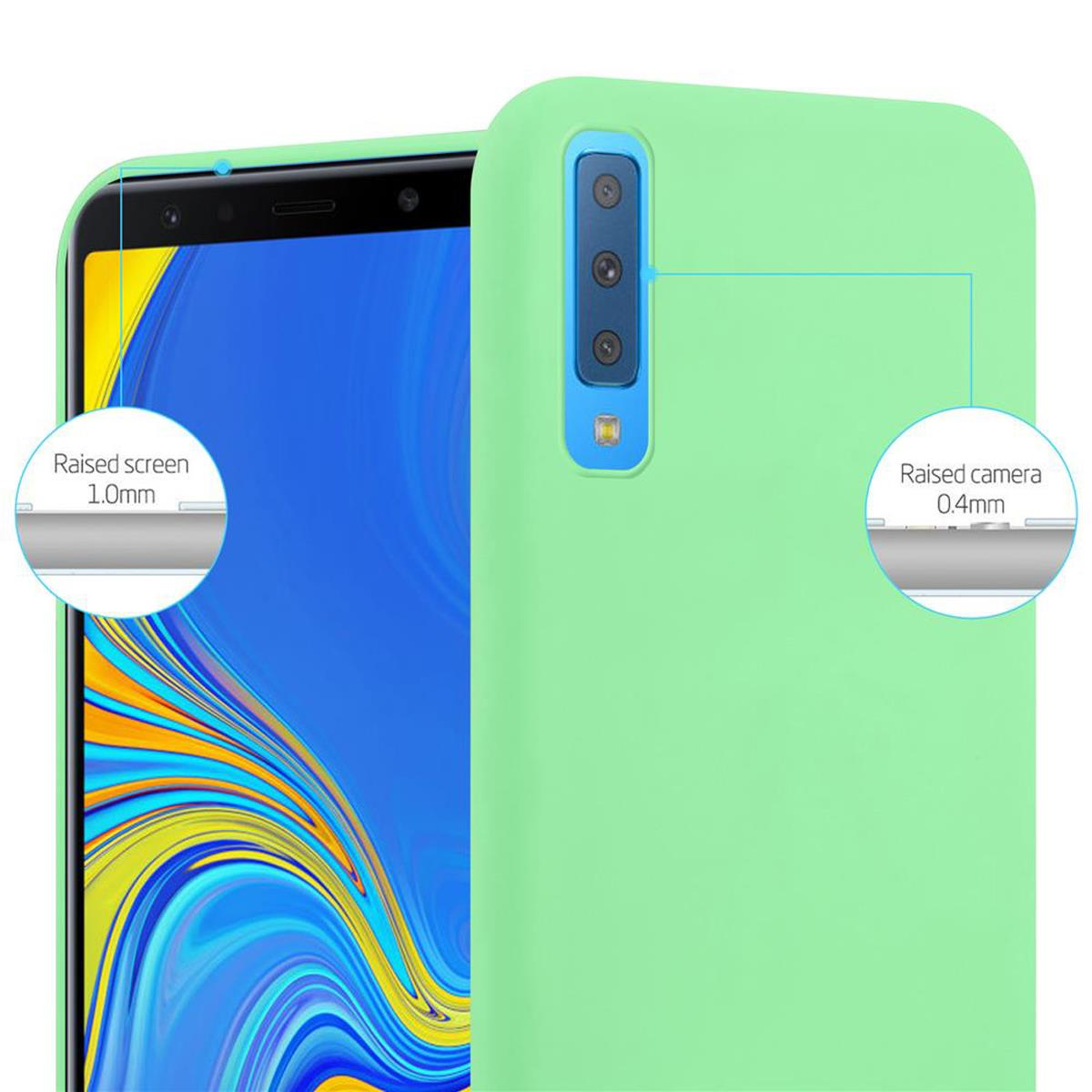 Una custodia verde per telefono che mostra la protezione rialzata dello schermo e della fotocamera con etichette e un telefono.