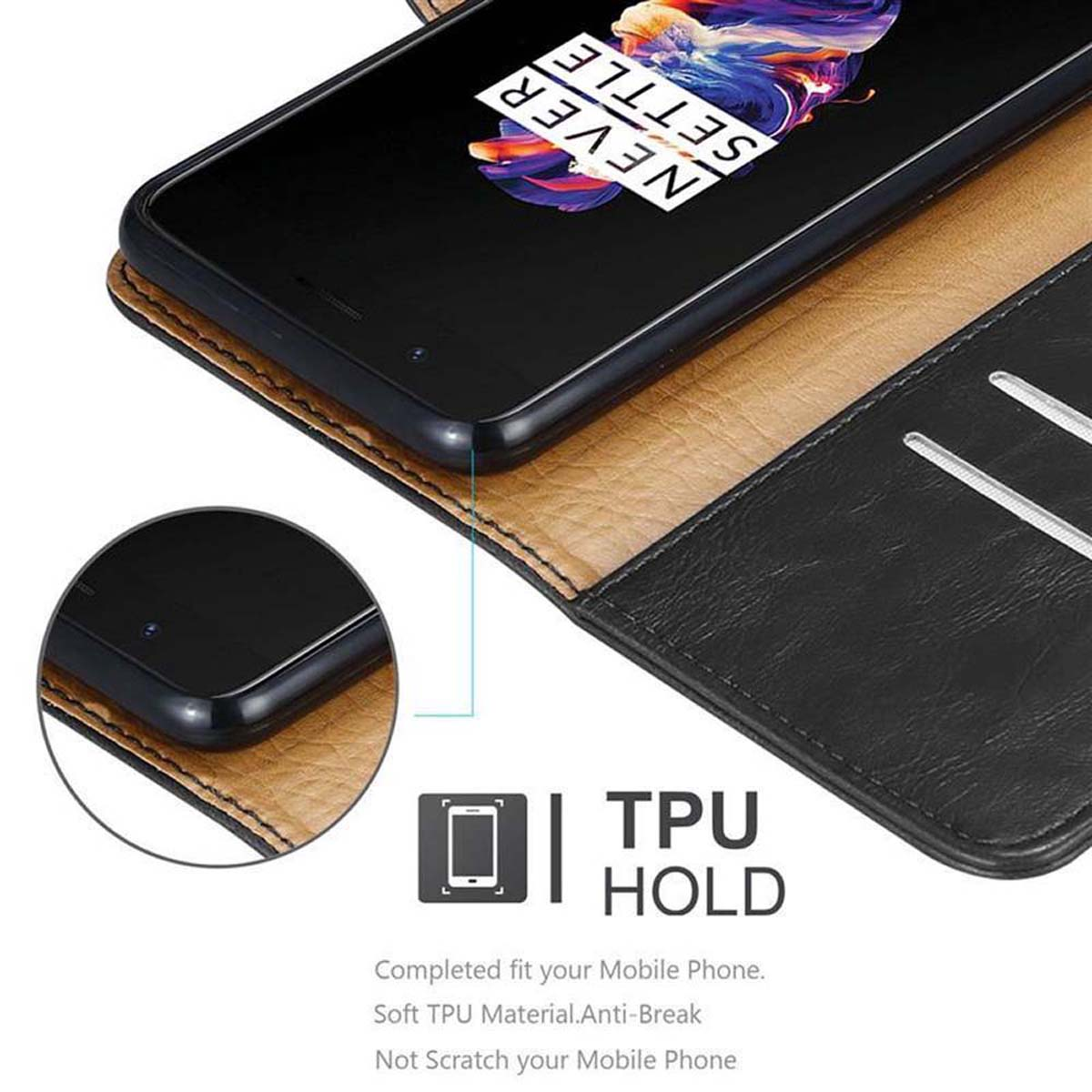 Un telefono in una custodia nera con fessura per carte. Il telefono mostra le parole 'NEVER SETTLE'.