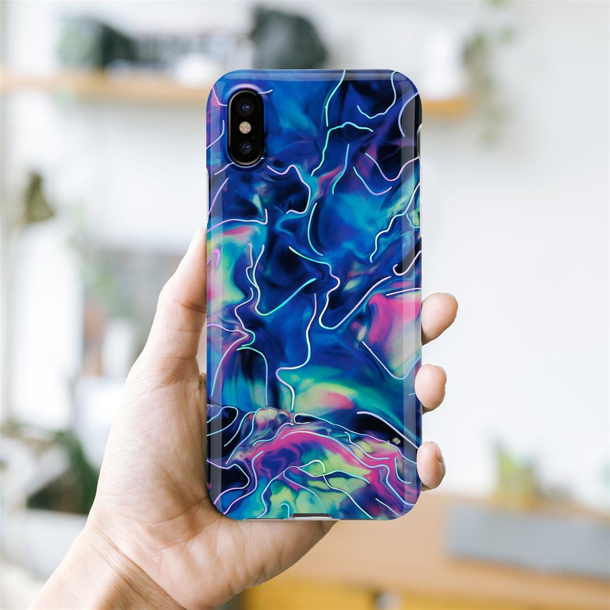 Custodia per telefono con un design astratto colorato tenuta in mano, focus sulla custodia.