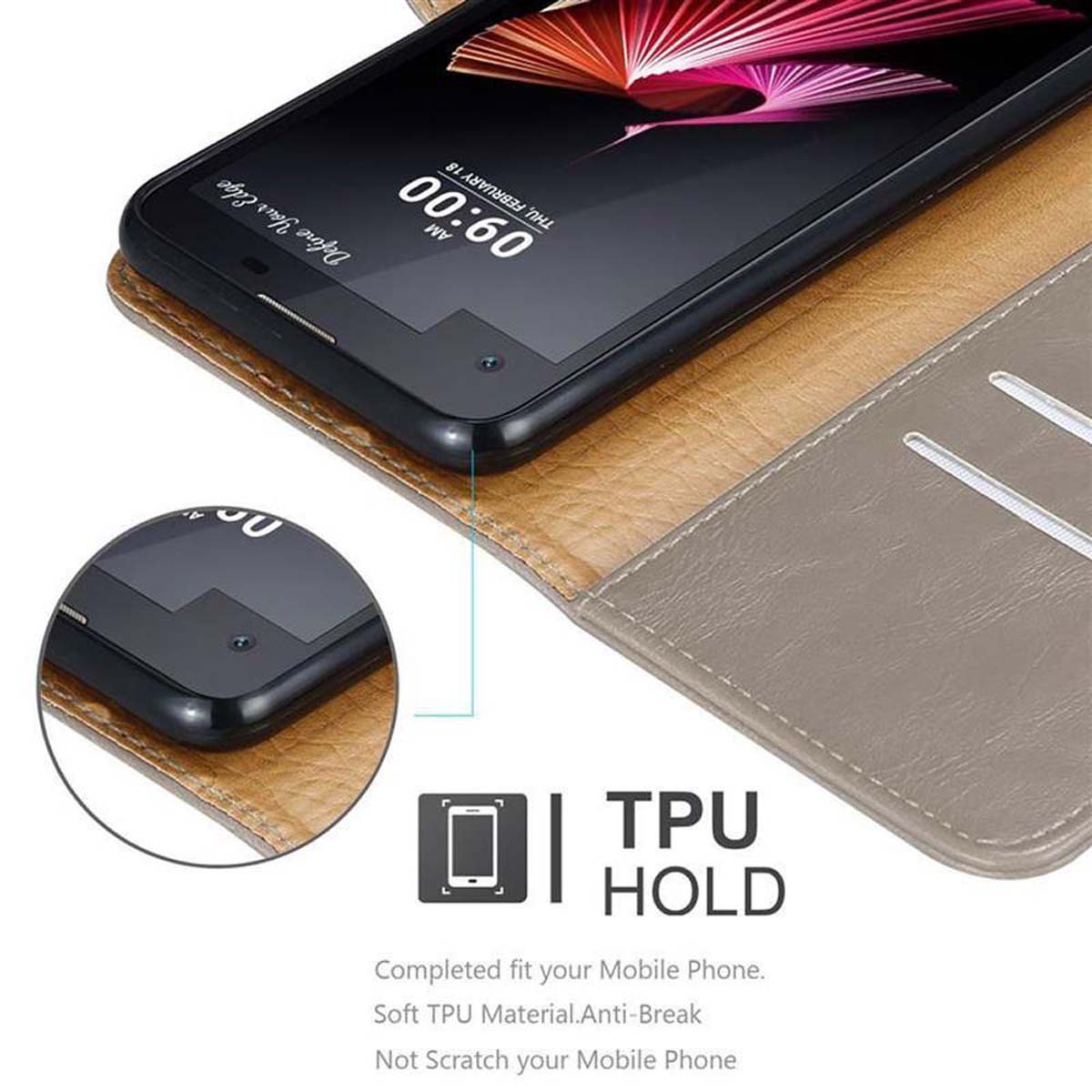 Un telefono in una custodia in pelle marrone, con la scritta 'TPU HOLD'. Lo schermo mostra l'ora.
