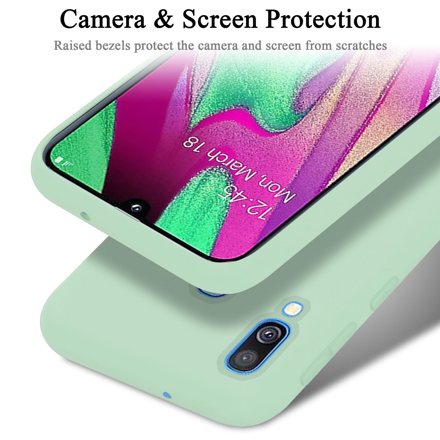 Una custodia verde menta che protegge uno schermo del telefono con testo. La custodia ha bordi rialzati.
