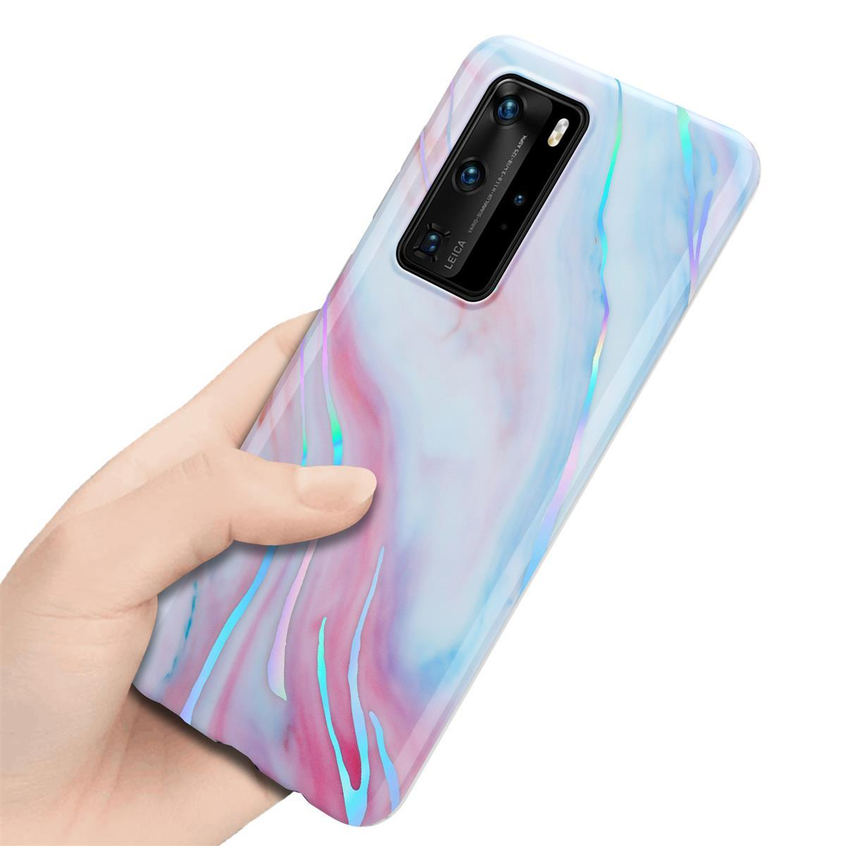 Mano che tiene un telefono con custodia marmorizzata. Sfondo sfocato con schema di colori chiari.