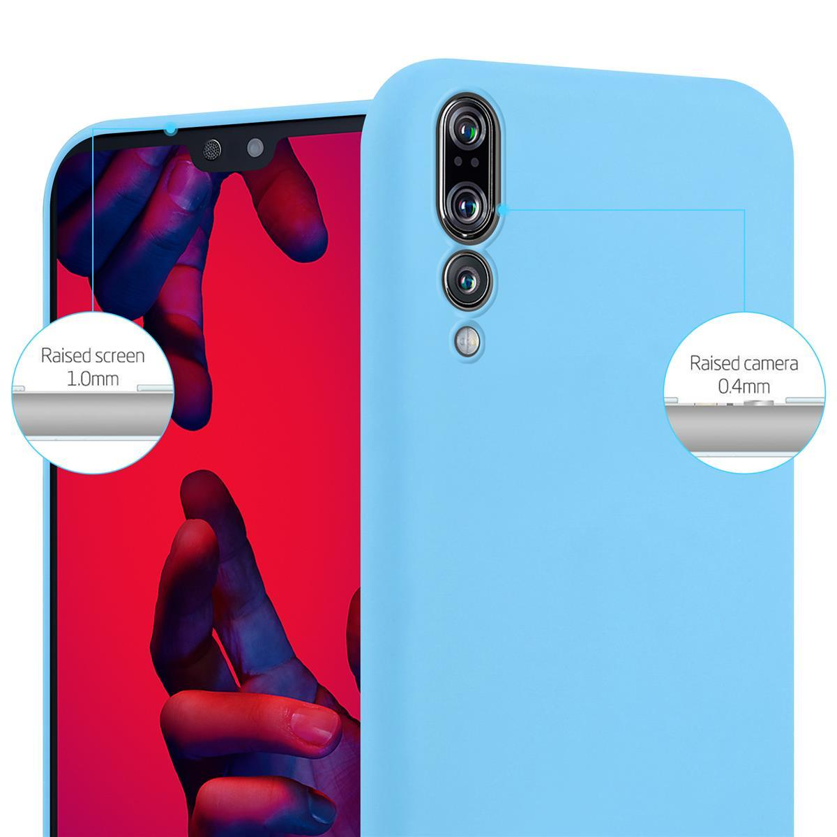 Primo piano di una custodia per telefono azzurra, con dettagli dello schermo e della fotocamera rialzati.
