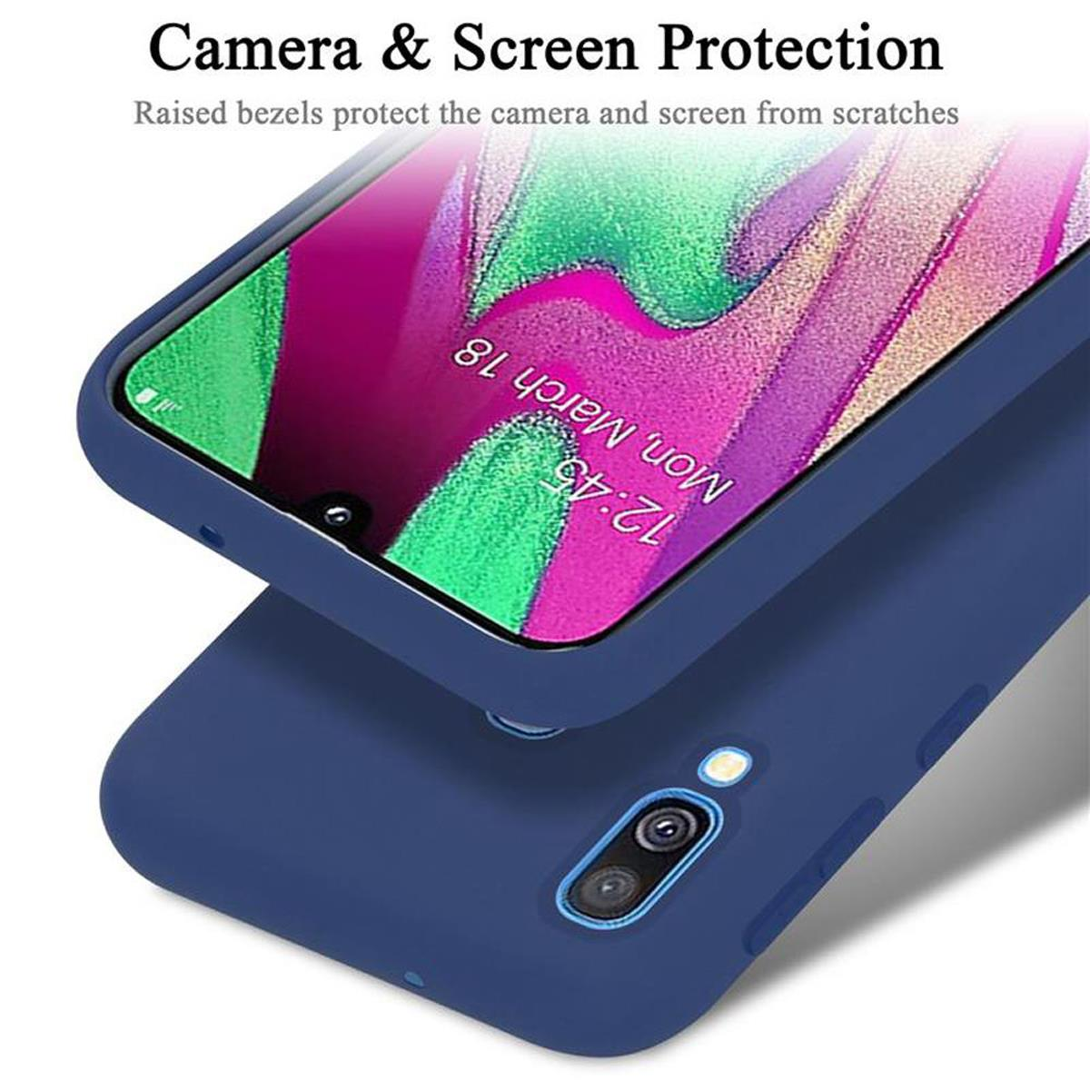 Una custodia blu che protegge un telefono. Testo: 'Camera & Screen Protection'. Fotocamera e schermo visibili.