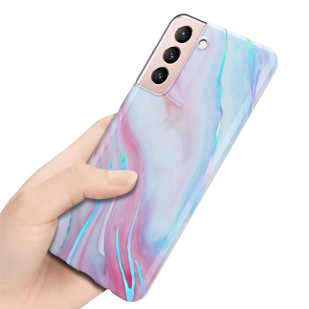 Una mano che tiene una custodia per telefono con un design marmorizzato. La custodia ha un motivo blu e rosa.