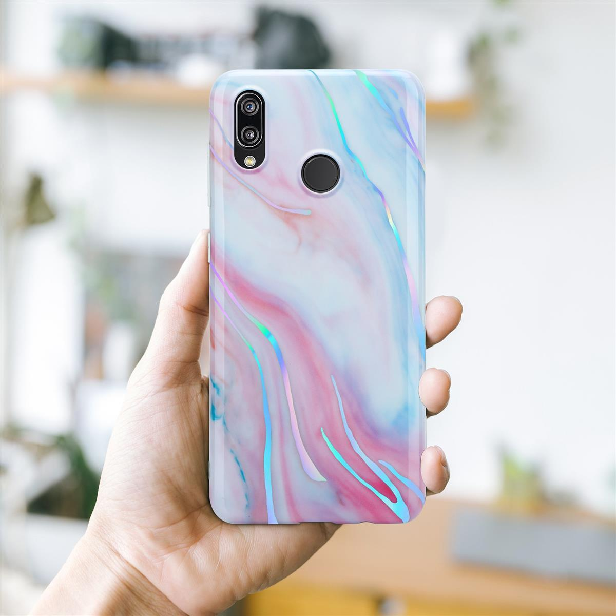 Mano che tiene un telefono con custodia marmorizzata. La custodia ha colori rosa e blu.