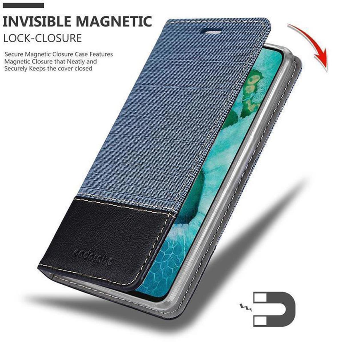 Handyhülle mit Jeansmuster, Magnetverschluss und schwarzem Boden. Das Logo ist sichtbar.