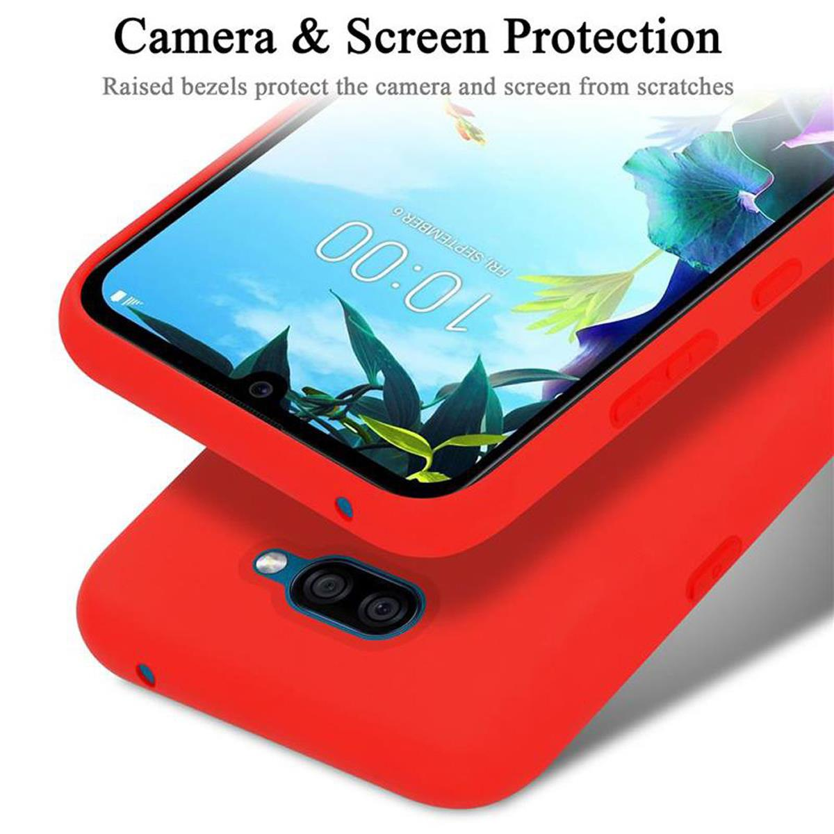 Primo piano di un telefono in una custodia rossa, testo sulla protezione della fotocamera e dello schermo.