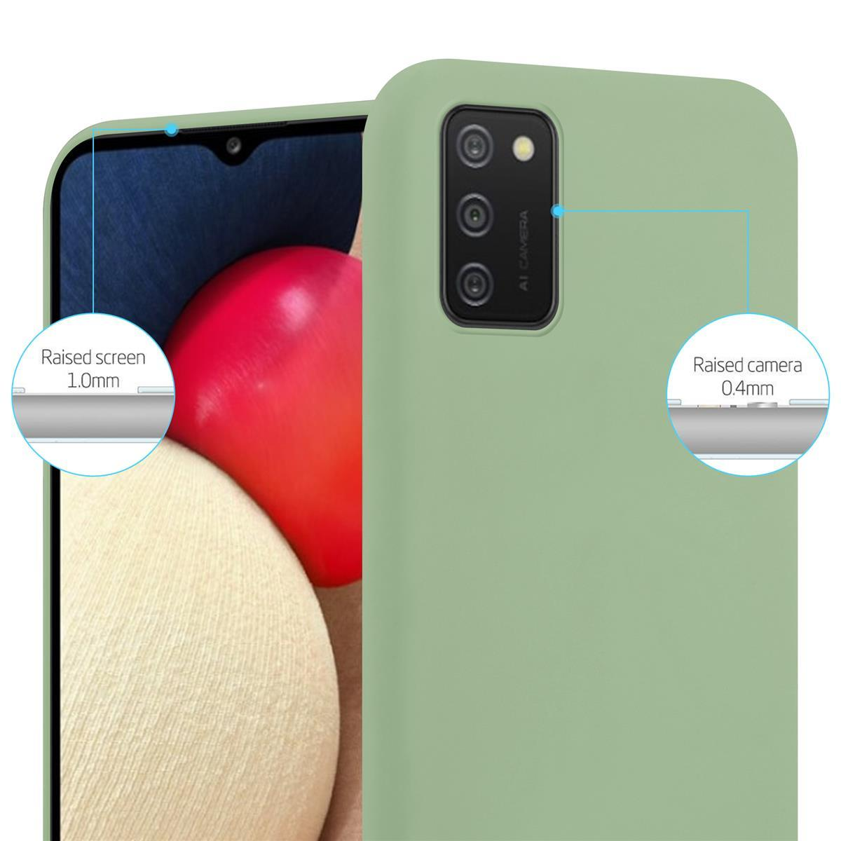 Grüne Handyhülle mit Telefon. Nahaufnahmen von erhöhtem Bildschirm und Kameradetails.