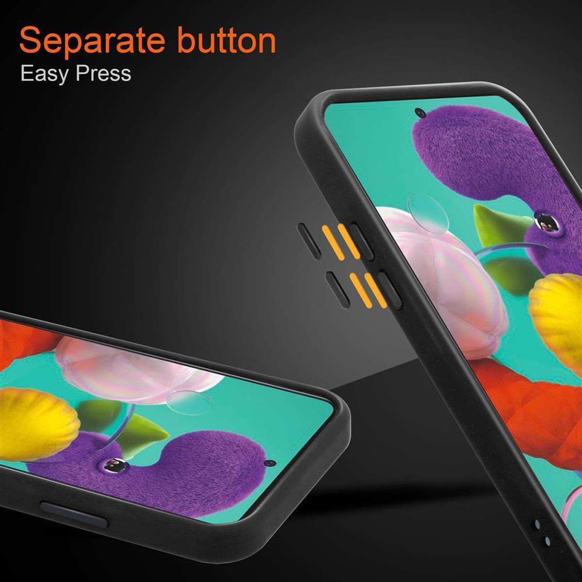 Nahaufnahme von zwei schwarzen Handyhüllen mit je einem Telefon darin. Die Knöpfe sind orange.