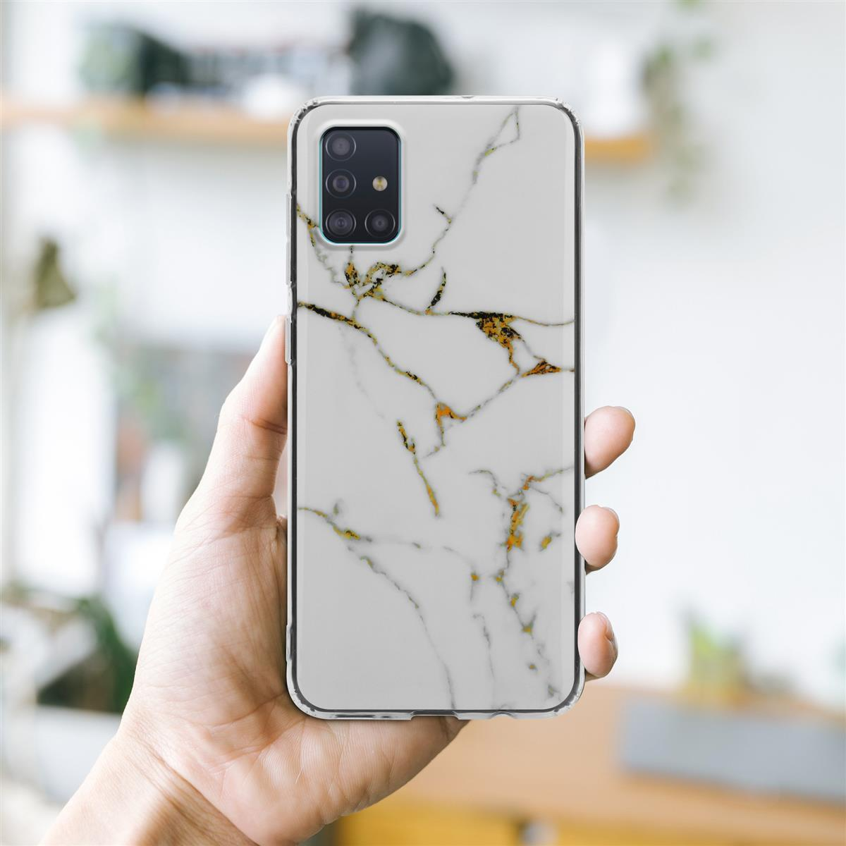 Mano che tiene un telefono con una custodia dal design in marmo bianco. Lo sfondo è una stanza sfocata con mensole.