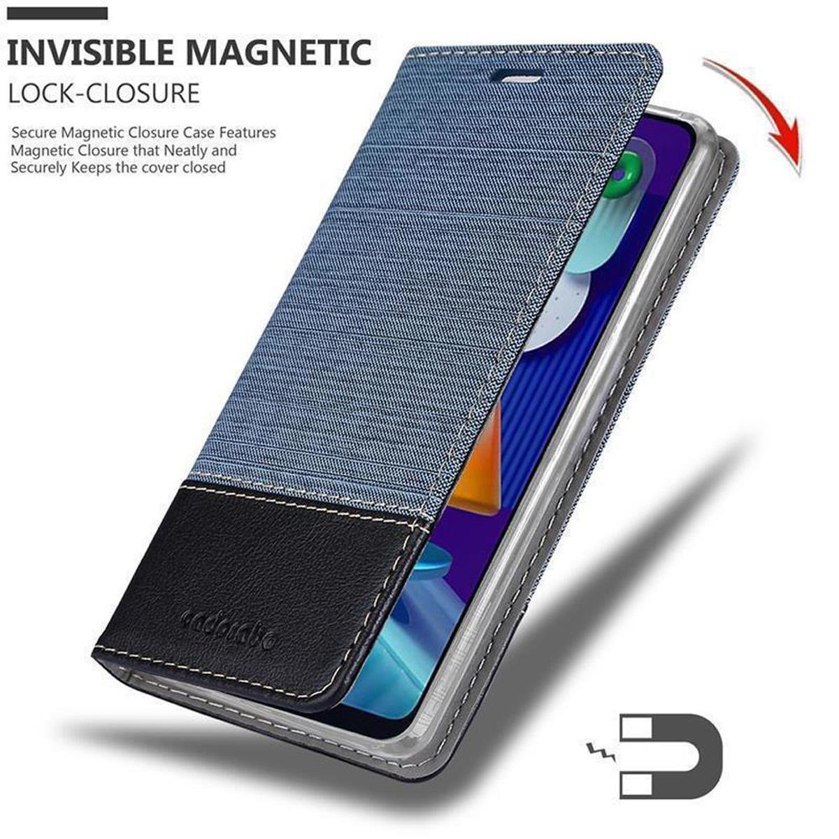 Custodia per telefono in denim blu e pelle nera con chiusura magnetica, aperta per mostrare il telefono.